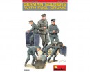 Збірні фігурки MiniArt Німецькі солдати з паливними бочками, спеціальне видання 1:35 (MA35256)