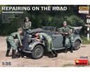 Збірні фігурки MiniArt  Ремонт у дорозі Repairing on the Road (Typ 170V Personenwagen Cabrio & 4 Figures)1:35 (MA35295)