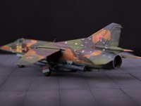 Збірна модель Зірка радянський винищувач-бомбардувальник «МіГ-27» 1:72