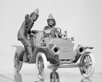 Збірна модель ICM Пожежний автомобіль модель T 1914 з екіпажем 1:24 (ICM24017)