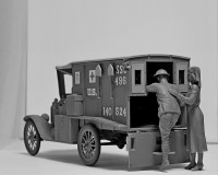 Сборная модель ICM Санитарный автомобиль Model Т 1917 г. с американским медицинским персоналом, IМВ 1:35 (ICM35662)