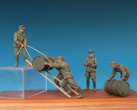 Сборные фигурки MiniArt Немецкие солдаты с топливными бочками, специальное издание 1:35 (MA35256)