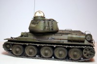 Збірна модель Зірка радянський танк Т-34/85 1:35 (подарунковий набір)