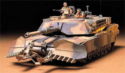 1:35 Американский танк M1A1 Abrams с минным тралом (Tamiya, 35158)