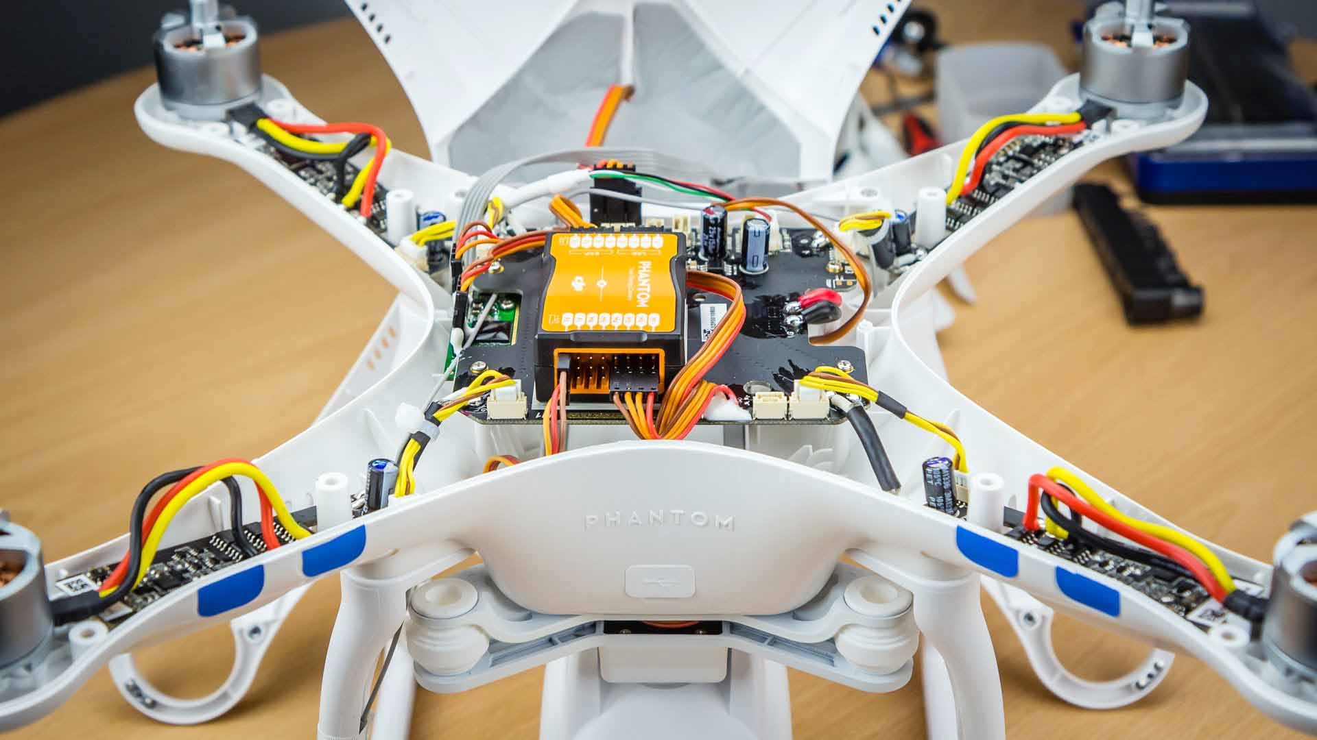 Ремонт дронов. Квадрокоптер Phantom 2. DJI Phantom аппаратура. DJI Phantom 3 плата. Сборка Phantom 2.