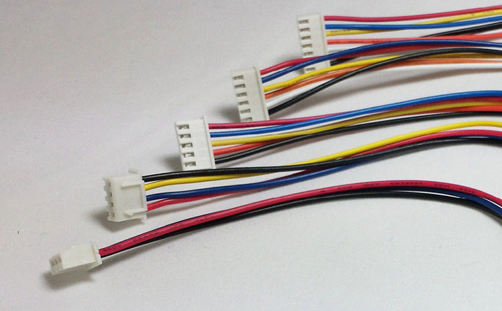 Как выбрать батарею для квадрокоптеров и дронов: рейтинг лучших аккумуляторов Как выбрать батарею для квадрокоптеров и дронов: рейтинг лучших аккумуляторов</=>
<h2>Как выбрать батарею: поэтапная инструкция</h2>
<p>1. Выяснить доступное напряжение и поддерживаемое количество банок</p>
<p>Перед выбором аккумулятора важно знать, с каким максимальным напряжением может работать ваш полетный контроллер, ESC и двигатели. Если система рассчитана на 4S, установка 6S может привести к перегреву или выходу из строя электроники. Информацию обычно указывают в спецификации модели или на самих компонентах. Количество банок определяет общую мощность и живость» дрона, поэтому она должна соответствовать возможностям установки.</p>
<p>2. Определить необходимую емкость с учетом стиля полета</p>
<p>Емкость определяет продолжительность полета, однако ее нужно подбирать с учетом того, как вы летаете. Для агрессивного FPV с постоянными разгонами оптимальны батареи меньшей емкости, но более легкие, чтобы не ухудшать динамику. Для медленных и плавных маршрутов логично брать большую емкость — например, Li-ion на 3000 – 4000 mAh для длительного круиза. Главное — избегать перегрузки аппарата излишне тяжелыми пакетами.</p>
<p>3. Проверить C-рейтинг в соответствии с потребностями ESC</p>
<p>C-рейтинг показывает, какую максимальную силу тока батарея может отдавать без риска повреждения. ESC и двигатели потребляют разное количество тока в зависимости от мощности и маневров. Если C-рейтинг будет слишком низким, напряжение начнет резко проседать, дрон потеряет тягу или выключится в воздухе. Для FPV 5